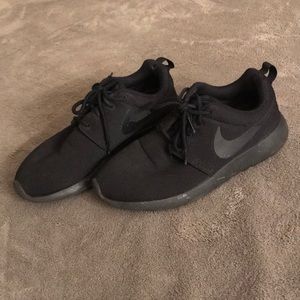 All black Nike Roche